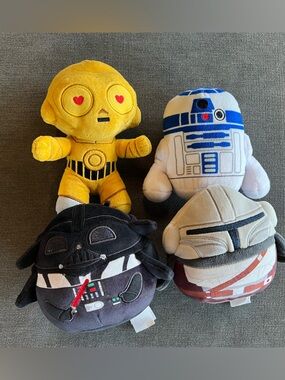 Star Wars- 2 Squishmallows Darth Vader and Mandalorian and 1 R2D2 and 1 C-3PO